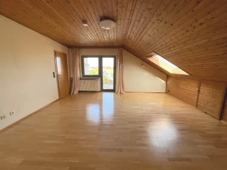 Wohnzimmer - Wohnung kaufen in Forst - Praktisch geschnittene 4-Zimmer-Dachgeschosswohnung mit Balkon und Stellplatz in Forst