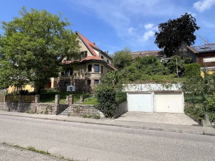 Straßenansicht - Haus mieten in Maulbronn - Frisch saniertes Einfamilienhaus mit Charme zur Miete in Maulbronn