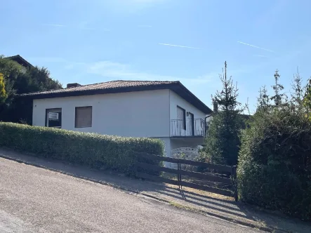 Straßenansicht - Haus kaufen in Sinsheim - Sanierungsbedürftiger Bungalow in toller Lage von Sinsheim-Hilsbach