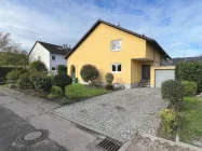 Hausansicht mit Garage