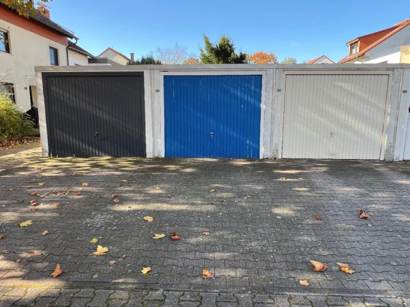 Garage und Stellplatz