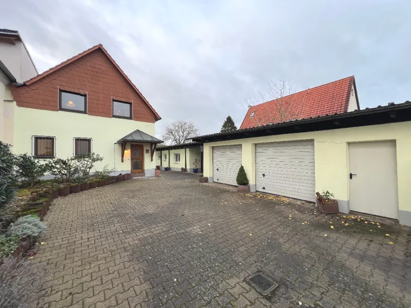 Straßenansicht - Haus kaufen in Karlsdorf-Neuthard - Gepflegtes Einfamilienhaus mit Garten, Nebengebäude und Doppelgarage in Karlsdorf