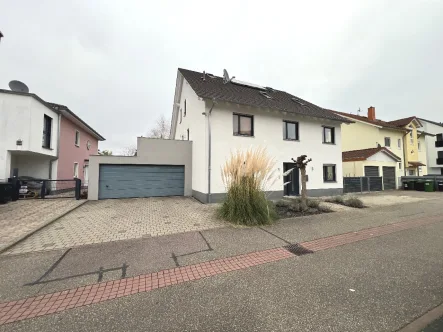 Hausansicht mit Doppelgarage - Haus kaufen in Forst - Modernes und großzügiges Haus mit Doppelgarage und Garten in Forst