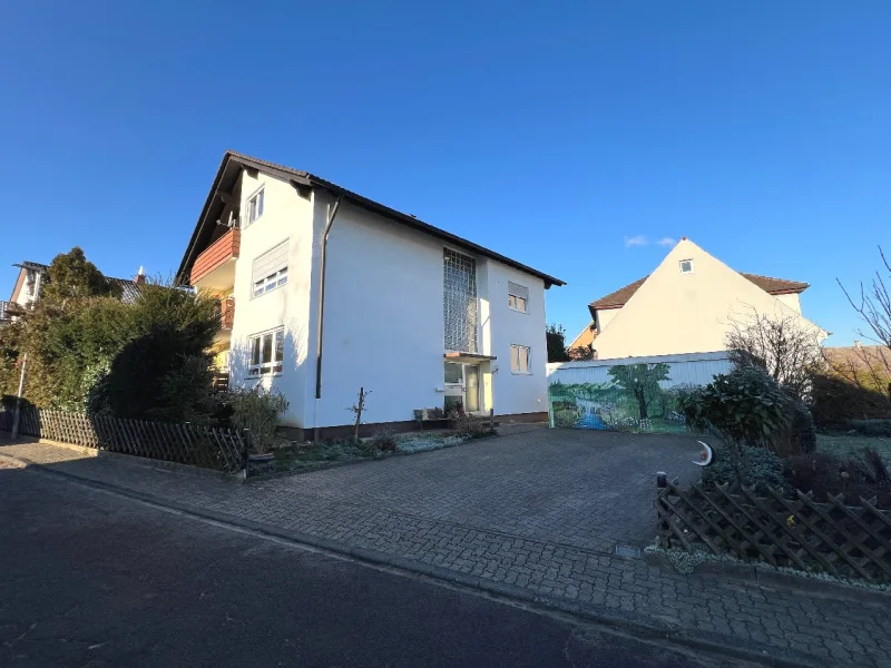 Straßenansicht - Haus kaufen in Ubstadt-Weiher - Ansprechendes 3-Familienhaus mit Garten und zwei Garagen in Ubstadt