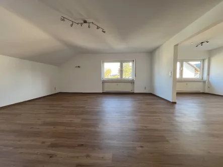 Wohnzimmer - weitere Ansicht - Wohnung mieten in Kraichtal - Charmante 3,5-Zimmer-Dachgeschosswohnung mit Terrasse und 2 Stellplätzen in Unteröwisheim