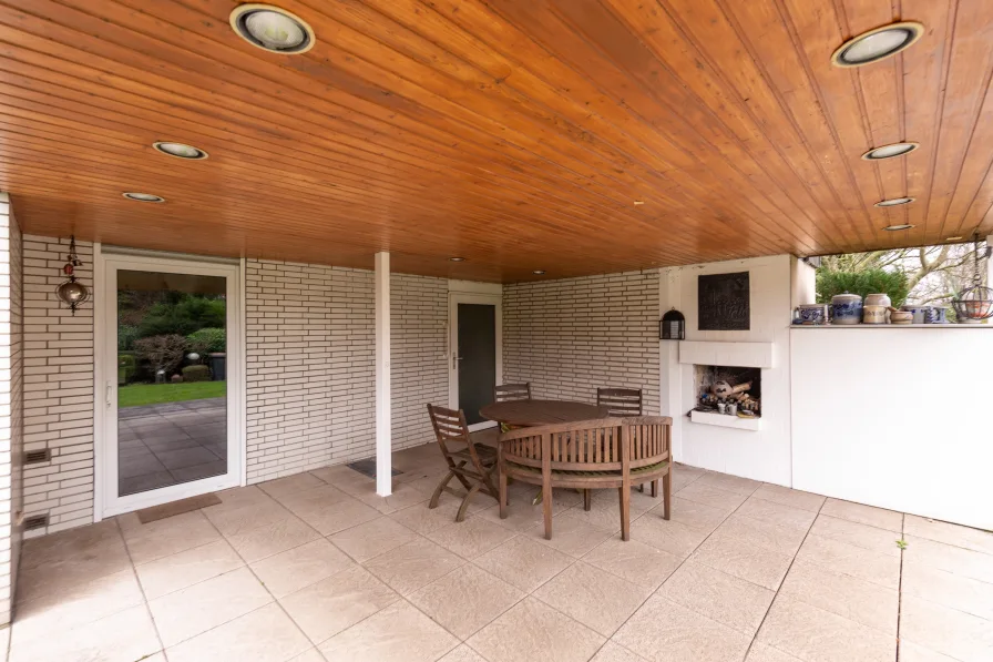 Überdachte Terrasse mit gemütlichem Außenkamin