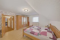 Geräumiges Elternschlafzimmer