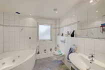 Tageslicht Badezimmer mit Badewanne und Dusche