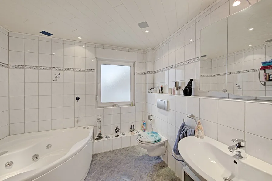 Tageslicht Badezimmer mit Badewanne und Dusche