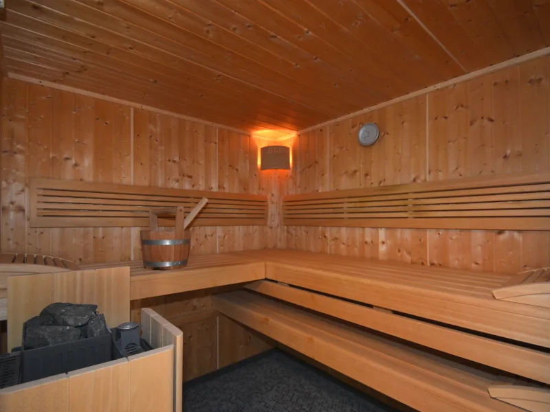... geräumiger Sauna (UG)