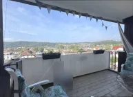 Großzügiger Balkon mit Fernblick