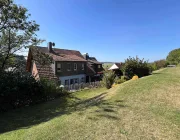 das Doppelhaus mit sonnigem Garten eingebettet in die Natur