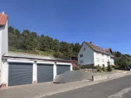 große  Halle (80 m²) mit drei elektr. Garagentoren