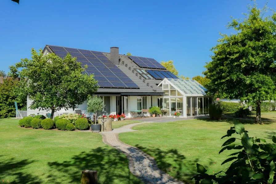 Gartenansicht - Haus kaufen in Frankenberg (Eder) - Traumhaus mit Weitblick