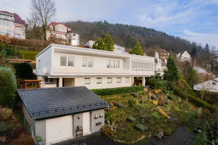 Frontansicht - Haus kaufen in Marburg - Wohnen mit Weitblick – Zentral und unverbaubar