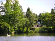 Sommerfoto: Das schöne Zweifamilienhaus direkt am See