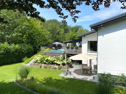 der wunderschön angelegte Garten mit Pool und Terrassen - Haus kaufen in Marburg-Cappel - Modernes Einfamilienhaus mit Einliegerwohnung und Wellnessbereich in Cappel