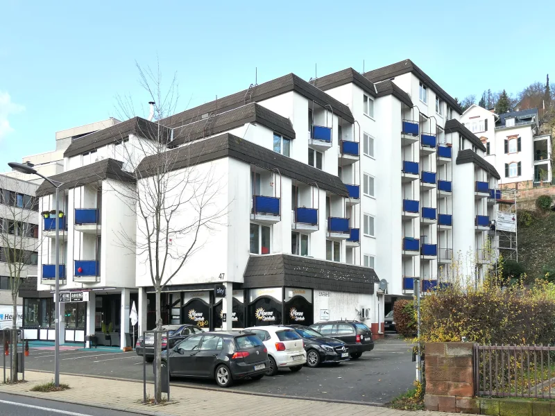 Straßenansicht - Wohnung kaufen in Marburg - Vermietetes 2-Zimmerapartment im Herzen von Marburg