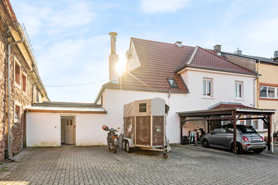 Haus Frontansicht - Haus kaufen in Römerberg - Sanierungsgelegenheit: 1-2-Familien-Haus mit Garten, Scheune und sehr viel Platz!