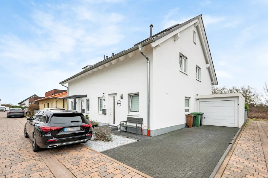Hausansicht - Haus kaufen in Lingenfeld - Neuwertige Doppelhaushälfte in ruhiger Feldrandlage!
