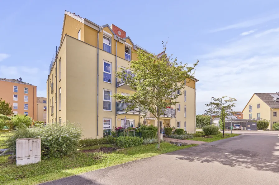 Gebäudekomplex orientiert an ''Betreutes Wohnen'' - Wohnung kaufen in Schifferstadt - Barrierefreie 2-ZKB Wohnung mit Aufzug, Tiefgaragenstellplatz und Balkon!