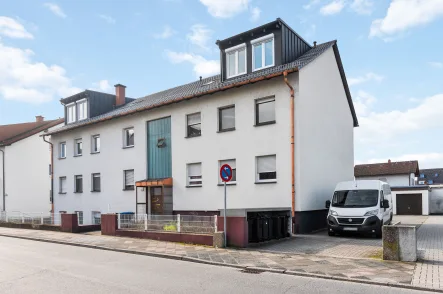 Vorderansicht von der Straßenseite - Wohnung kaufen in Speyer - Neuwertiges Dachstudio mit Stellplatz/Garage!