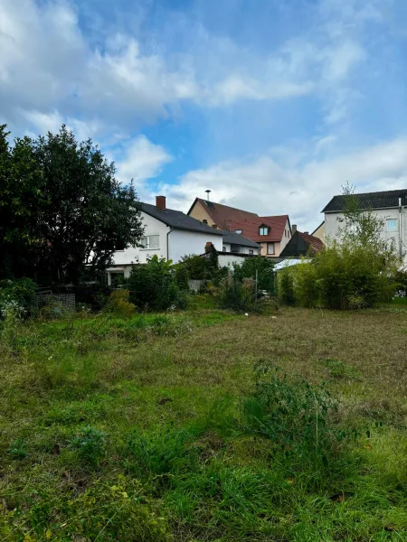 Bauplatz Rückansicht seitlich - Grundstück kaufen in Dudenhofen - Chance: Abrissgrundstück in Feldnähe