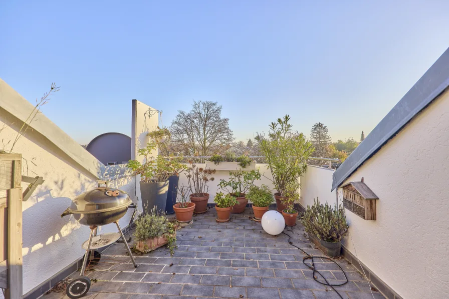 Sonniger, großzügiger Südbalkon für entspannte Stunden im Freien