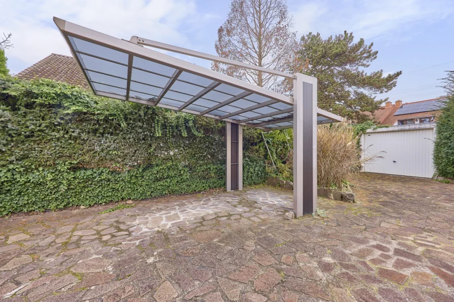 Moderner Carport und Garage