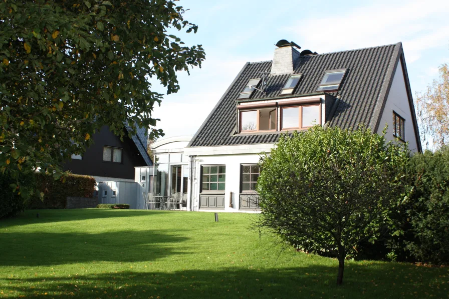 Rückansicht - Haus kaufen in Korschenbroich - Einfamilienhaus in beliebter Lage am Naherholungsgebiet
