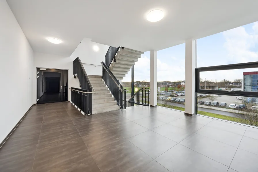 Modernes Treppenhaus - Büro/Praxis mieten in Mönchengladbach - Ihr neuer Standort am Nordpark - mit optimaler Infrastruktur in namhafter Nachbarschaft