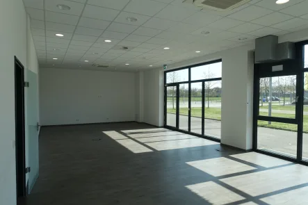 Foto Fläche EG - Büro/Praxis mieten in Mönchengladbach - Büro- oder Ladenfläche mit Top-Sichtbarkeit auf dem Weg zum Stadion - Ihre Gelegenheit!