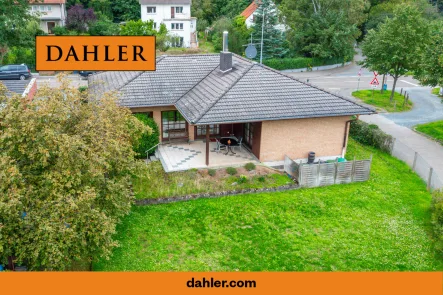 Titelbild - Haus kaufen in Mühltal - Bungalow mit großem Garten in Waldrandlage von Trautheim