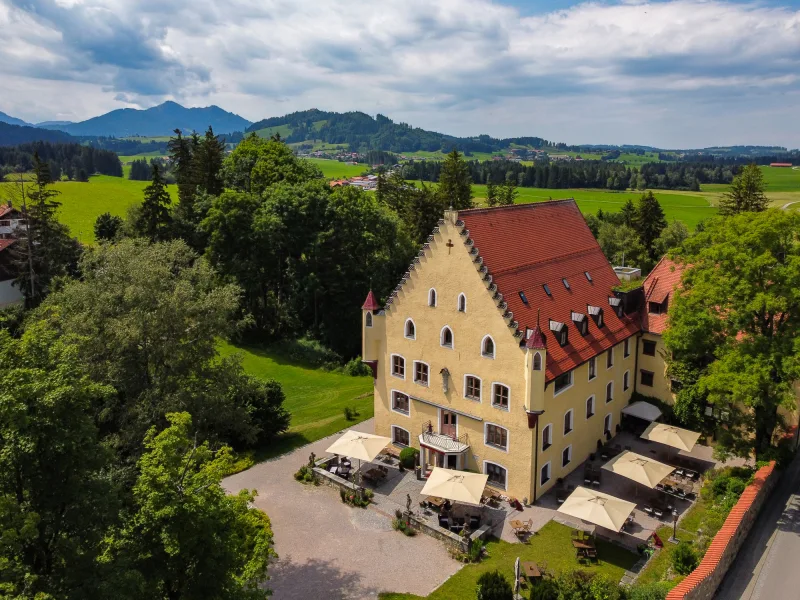 Ansicht Südost mit Biergarten