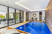 Indoor-Pool mit Zugang zu Terrasse | EG