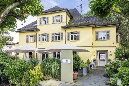 Gesamtansicht Nordwest - Haus kaufen in Kressbronn - Nostalgisches Anwesen fußläufig zum Bodensee - Verbindung aus historischem Charme und modernem Luxus