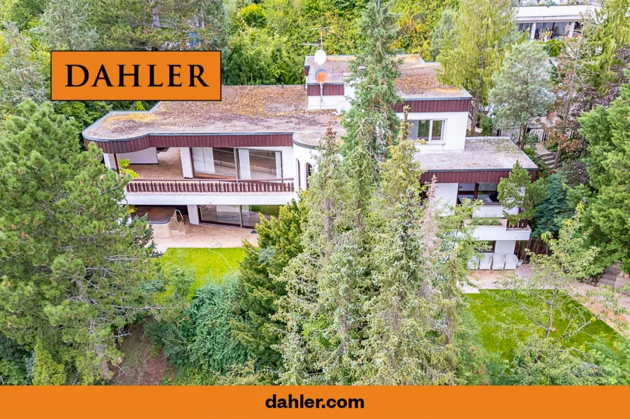 Blick auf die Villa - Haus kaufen in Leonberg - Split-Level-Villa mit Schwimmbad und exklusiver Panorama-Blick in Leonberg-Ramtel