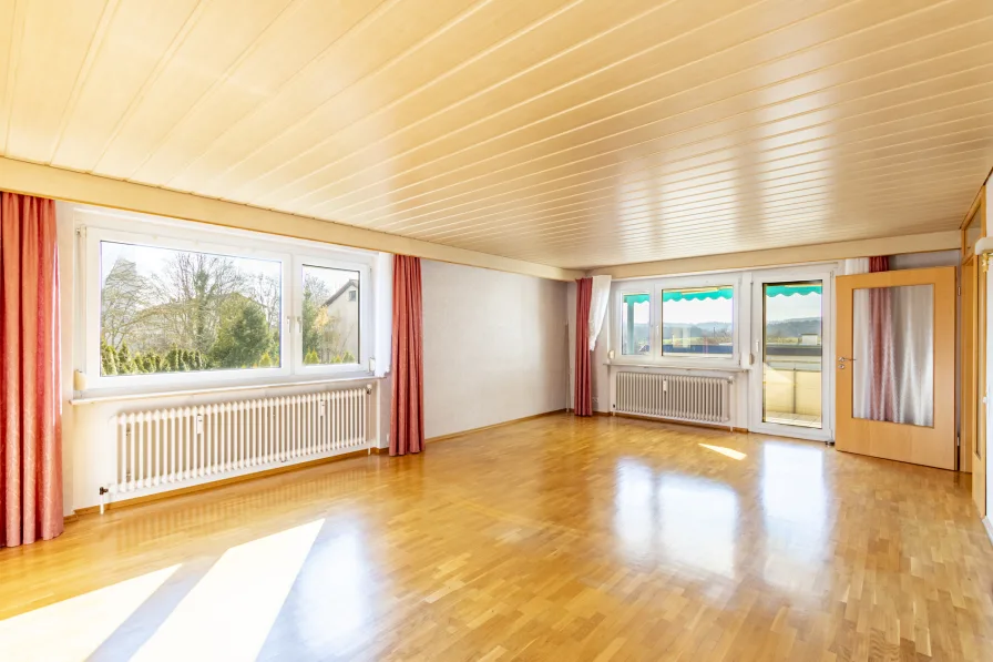 Wohnbereich - Wohnung kaufen in Schönaich - Großzügige 4-Zimmer-Wohnung mit Balkon, Aufzug & Garage in Schönaich