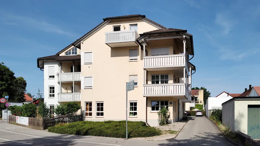 Aussenansicht West auf das gesamte Gebäude - Wohnung kaufen in Ingolstadt - # Preisreduzierung 7,44% #Studenten aufgepasst! 2-Zimmer DGWim Herzen von Ingolstadt