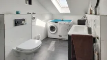 Badezimmer mit Waschmaschine und Trockner