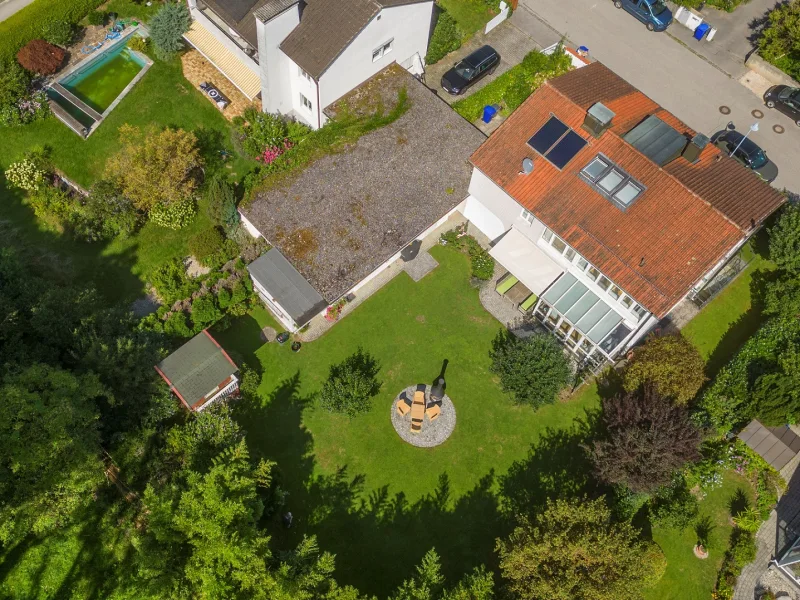 Eine Drohnenaufnahme mit Haupthaus / Garage / Gartenatelier