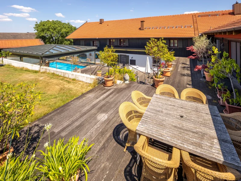 Blick von der Terrasse auf den Pool 