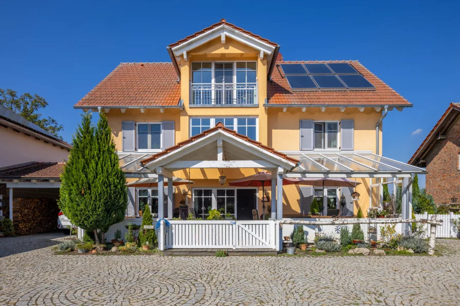 Der Blick auf das Wohnhaus - Haus kaufen in Wurmannsquick - ***PREISREDUZIERUNG 10,22%***PARADIES FÜR PFERDE MIT SCHICKEN LANDHAUS, NEBENGEBÄUDEN UND PV-ANLAGE