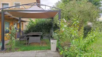 Der schöne Pavillon im Garten mit Zugang zur Terrasse