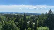 Der atemberaubende Ausblick von dem Balkon über den Bayerischen Wald