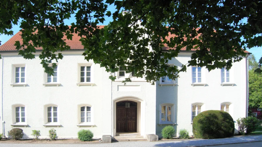 Die Vorderansicht auf das imposante Stadthaus - Haus kaufen in Rotthalmünster - Historisches Stadthaus mit imposantem FlairMöglichkeit für mehrere Wohnungen Im Herzen von Rotthalmünster im Rottal