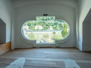 Die raffinierten Bullaugen-Fenster mit Weitblick auf die Donau 