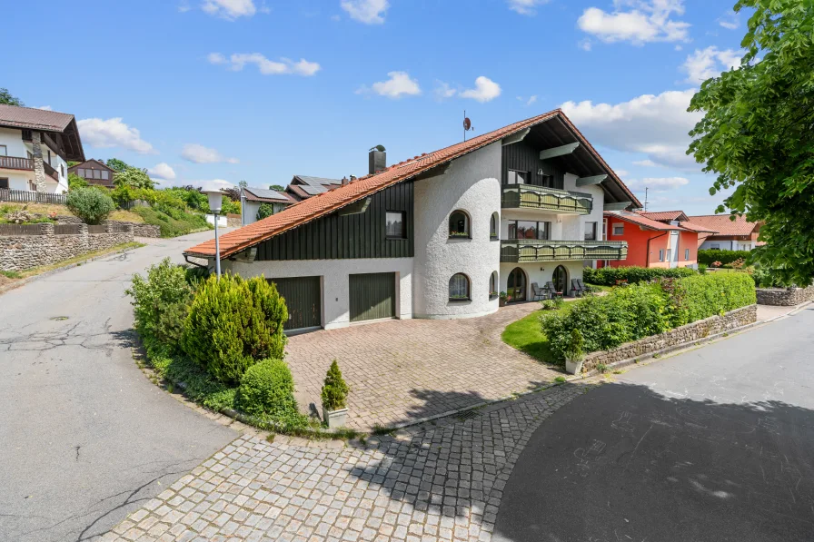 Freistehendes Einfamilienhaus - Hang Haus - Haus kaufen in Kirchdorf im Wald - Freistehendes Einfamilienhaus - ein Hanghausmit ca. 430 m² Wohnfläche, einer Einliegerwohnung und einem ca. 782 m² großem Grundstück
