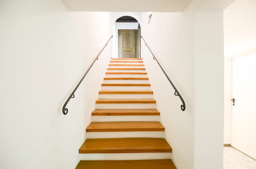 Der schöne und helle Treppenaufgang zwischen Erd- und Untergeschoss