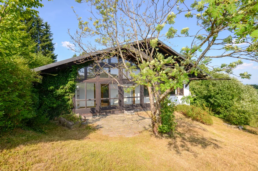 Das freistehende Einfamilienhaus - Haus kaufen in Breitenberg - Charmantes freistehendes Einfamilien-Hanghaus mit bestem Blick über Felder und Wiesenin Breitenberg - Bayrischer Wald